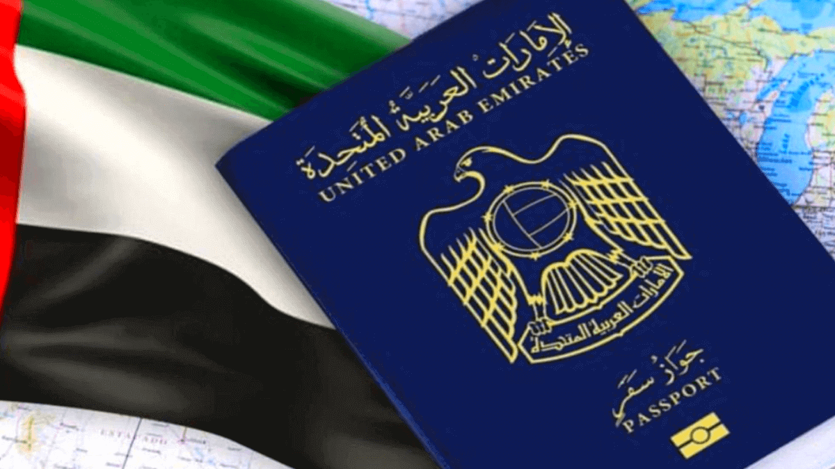 Who can obtain UAE citizenship?