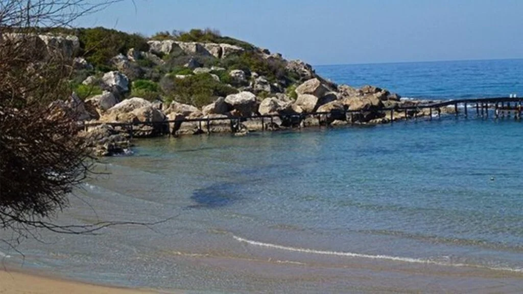 塞浦路斯阿尔桑扎克海滩全指南：看什么、住哪里、在哪里买房