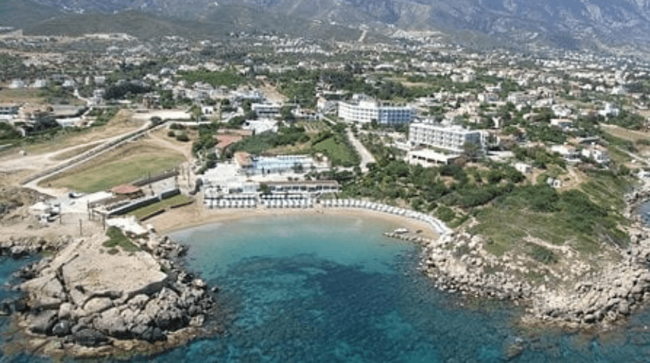 Guide complet de la plage de Deniz Kızı à Chypre : ce qu'il faut voir, où séjourner et où acheter une propriété