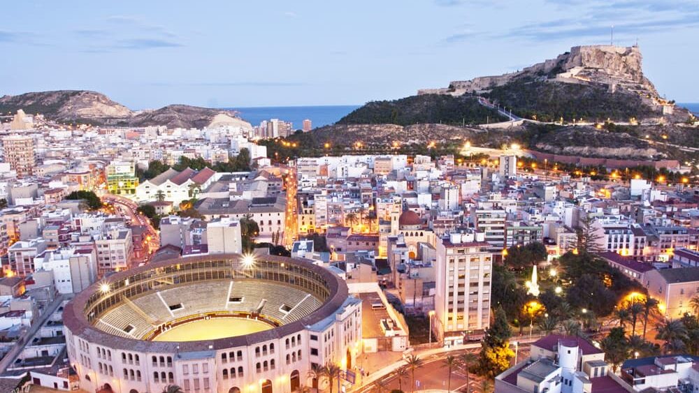 Alicante: En komplet guide til at bo, se seværdigheder og investere i ejendomme