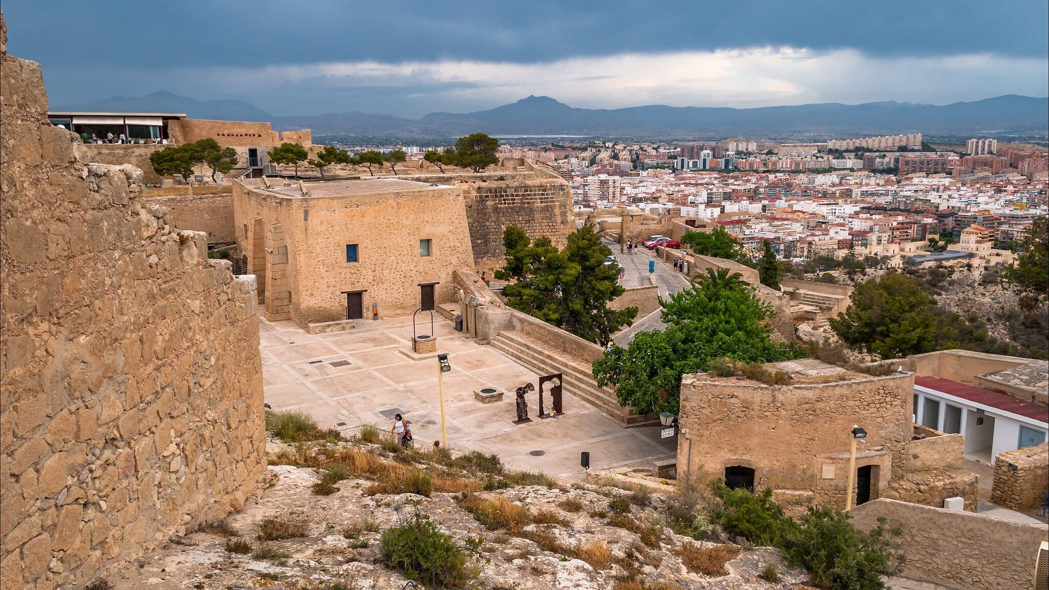 Alicante: The Complete Guide to Living, Sightseeing and Real Estate Investing