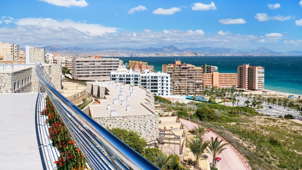 Alicante: Täydellinen opas asumiseen, nähtävyyksiin ja kiinteistösijoittamiseen.