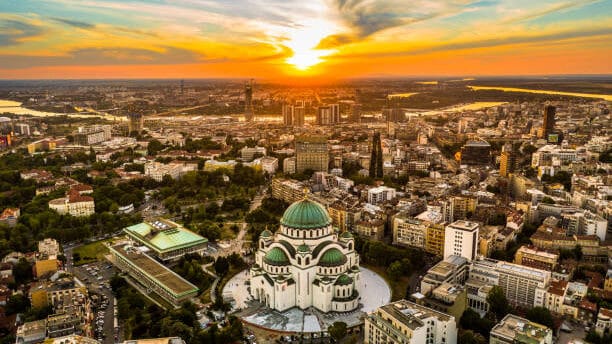 Vista de Belgrado desde arriba, Catedral de San Sava al atardecer, panorama de la ciudad.