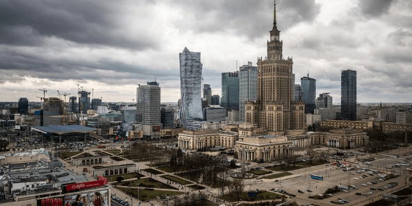 Texto de la imagen: Cuál es el mejor lugar para comprar un piso en Varsovia, con un paisaje urbano de rascacielos como telón de fondo.