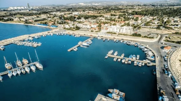 Yacht marinor i Cypern, köpa lyxlägenheter nära kusten med utsikt över havet.