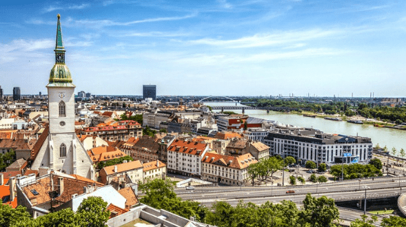 Una veduta del lungofiume del Danubio e della città con il testo "I vantaggi di vivere sulla costa del Danubio".