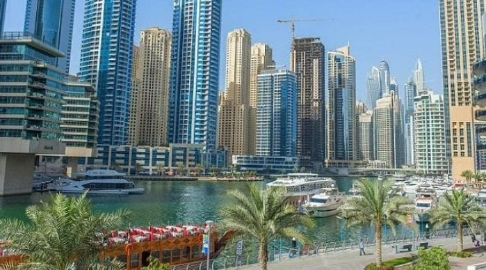 Dubai city views, tekst: Hvor er det bedst at købe en lejlighed i De Forenede Arabiske Emirater i 2024.