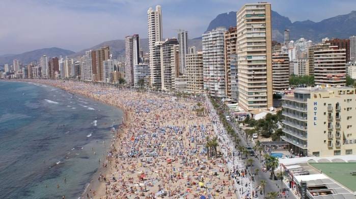 Plaža in nebotičniki Costa Blanca, Španija, vabilo k razmisleku o območjih za življenje in počitnice.