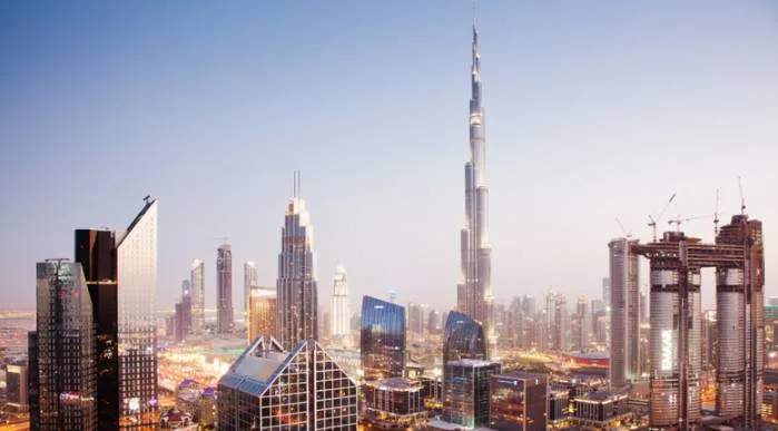 I 5 migliori progetti per famiglie negli Emirati Arabi Uniti: Dubai con vista sui grattacieli, luoghi ideali per il relax e il divertimento.