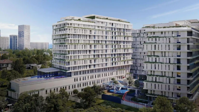 Complex rezidențial modern cu spații verzi pe fațadă și locuri de joacă în mediul urban.