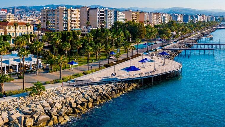 Lungomare di Limassol con alberi ed edifici lungo la costa, Cipro. Una luminosa giornata di sole.