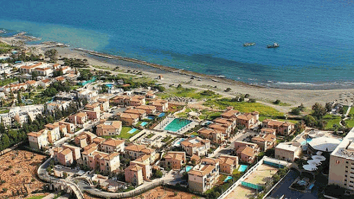 Resort con piscina sulla spiaggia. Vista pittoresca della spiaggia e degli edifici sul lato della costa azzurra.