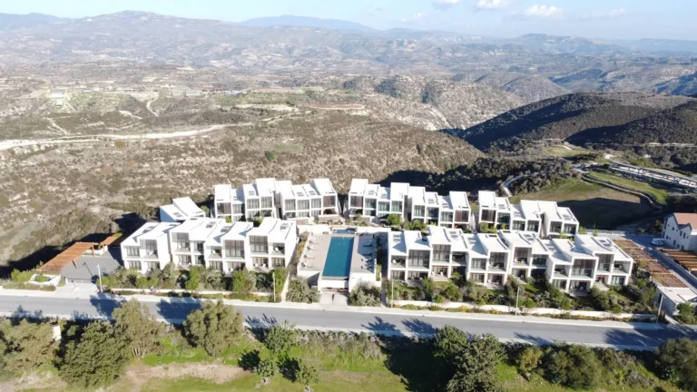 Modernas villas con piscina en un entorno montañoso rodeado de bellos paisajes.