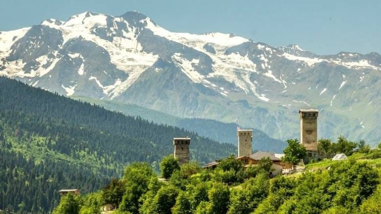 Proprietate unică în Svaneti pe fundalul munților pitorești și al turnurilor antice.