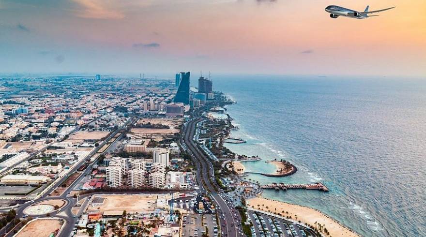 Panorama de l'Arabie saoudite illustrant le développement des infrastructures et un avion dans le ciel.