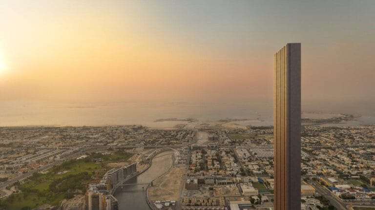 Modern stadsgezicht met een hoogbouwtoren tegen de zee en zonsondergang. Uitzicht op de stad vanuit de hoogte.