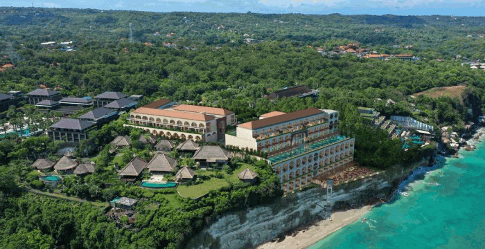 Imagen de un complejo turístico en un acantilado con vistas al mar y la vegetación circundante, unas vacaciones tropicales.