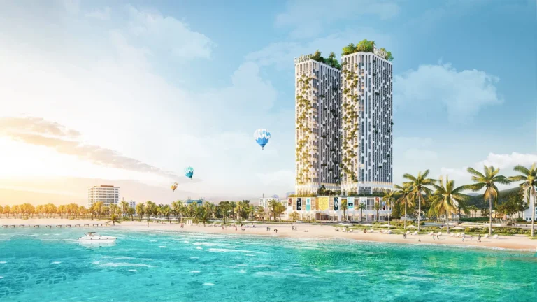 Un moderno hotel sulla costa con palme e mongolfiere sullo sfondo del blu del mare e del cielo.