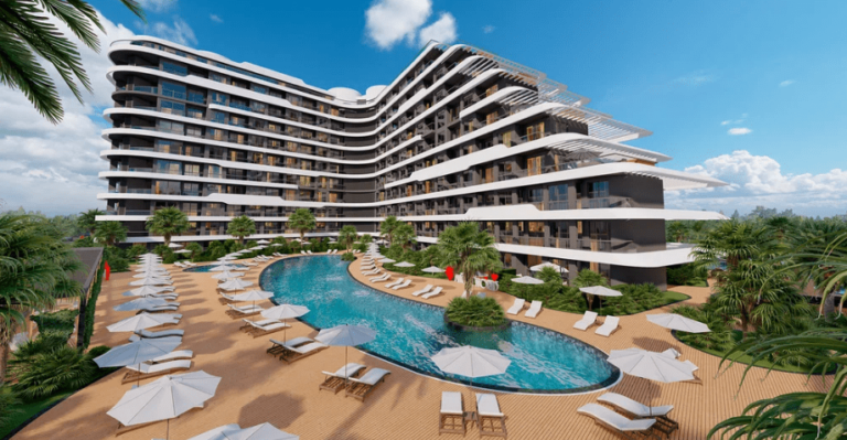 Un hôtel moderne avec une piscine et des chaises longues sur fond de ciel bleu et de palmiers verts.