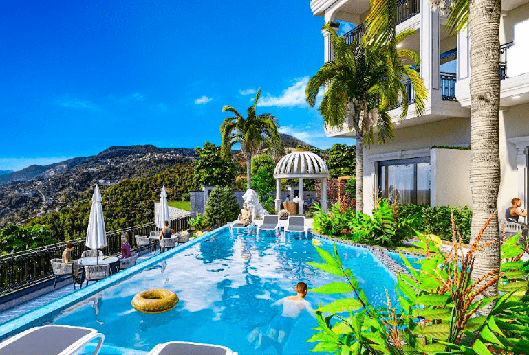 Lussuosa piscina con vista sulle montagne e sulle palme all'esterno dell'hotel. Una luminosa giornata di sole, acqua fresca e relax.