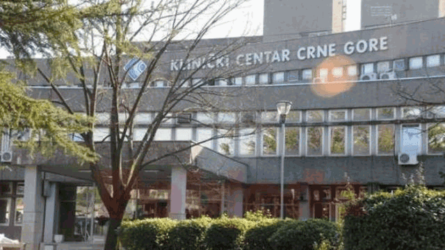 Klinické centrum Černá Hora, budova se stromy a keři v popředí.